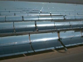 Picture of a parabolic trough power plant.