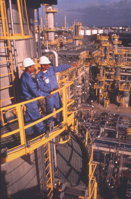 Caltex, Star Petroleum Refinery, Refining workers overlook refinery